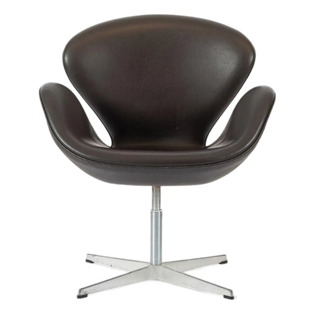 Brown Mid Century Danish Modern Swan Chair by Arne Jacobsen for Fritz Hansen For Sale