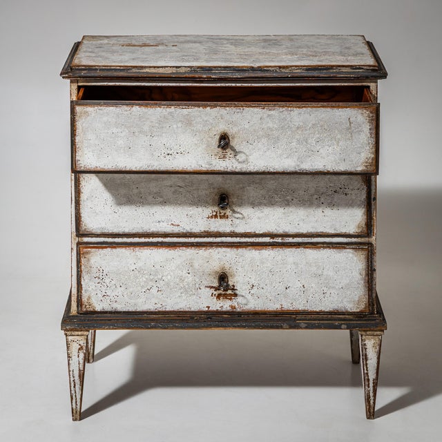Chest of drawers dating to the 19th century, featuring three drawers and a straight case, raised on tapering legs. The...