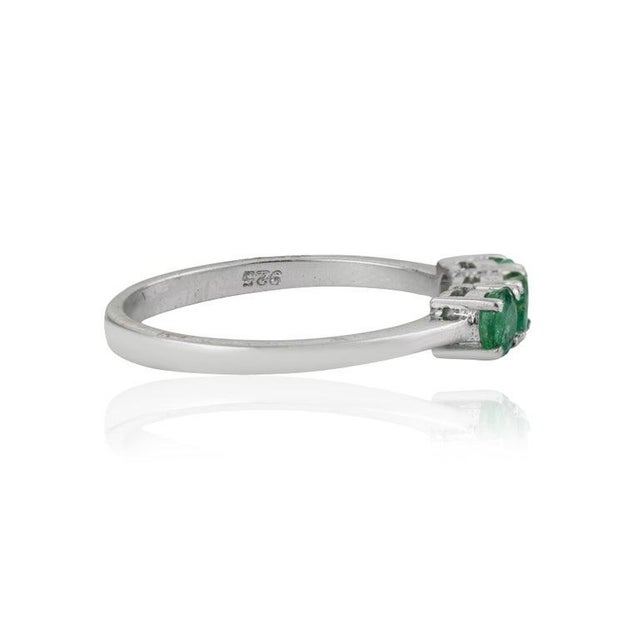 Contemporary Classic Three Stone Round Emerald Ring in Sterling Silver for Her, Size 6 For Sale - Image 3 of 12