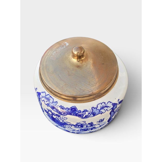 Blue Hand-Painted Dutch Delft Blue Tobacco Jar & Humidor with Brass Lid from Goedewaagen, Gouda, 1930s For Sale - Image 8 of 16