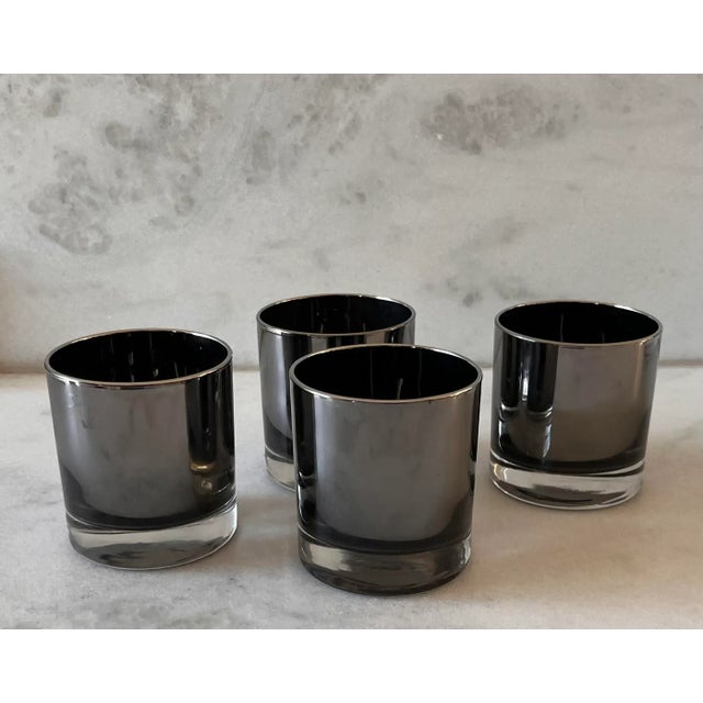 Vintage set of mid century modern Dorothy Thorpe style lowball glasses. Glasses have a beautiful platinum silver ombre...