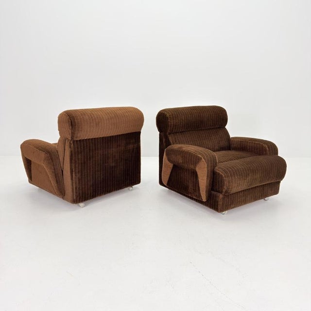 This striking mid-century lounge chair from 1970s Italy combines comfort, functionality, and timeless design. Upholstered...