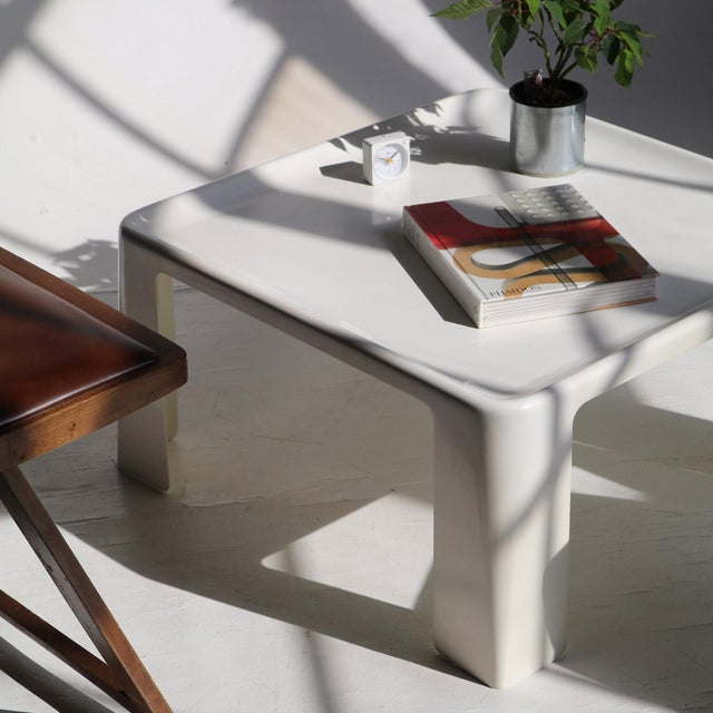 Amanta Large Plastic Coffee Table by Mario Bellini for B&c Italia - Space Age For Sale - Image 10 of 14