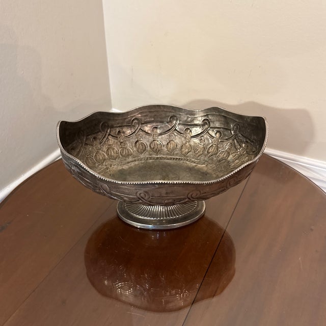Beautiful Italian style decorative bowl, good look and style with tassel design