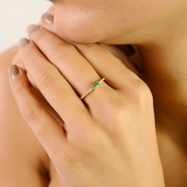 Baguette Cut Emerald and Diamond Stacking Ring Size 5 For Sale In New York - Image 6 of 11