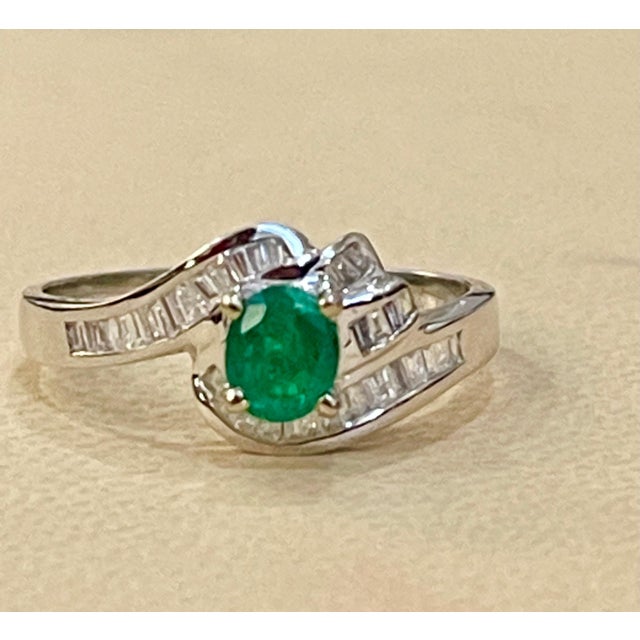 Natural Brazilian Emerald & Diamond Ring 18 Karat White Gold For Sale - Image 4 of 18