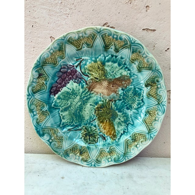1900 - 1909 C.1900 French Majolica Leaves & Grapes Plate Onnaing For Sale - Image 5 of 5