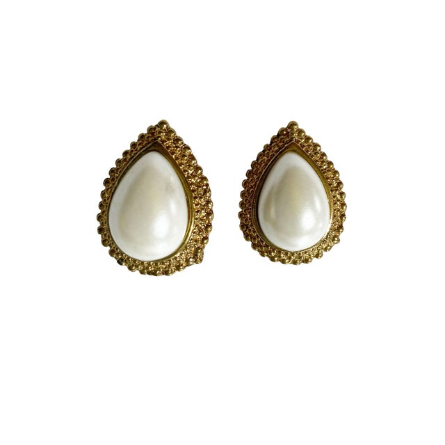 Vintage Faux Pearl Earrings Pear Shape Rhinestones Clip on Gold Tone For Sale - Image 4 of 4