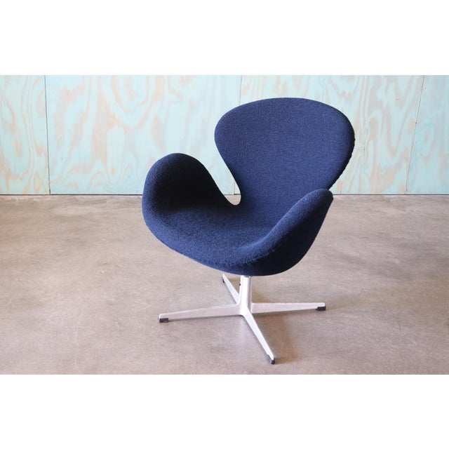 1960s 1960s Navy Blue Swan Chair Arne Jacobsen for Fritz Hansen Danish Modern Swivel & Rock For Sale - Image 5 of 12