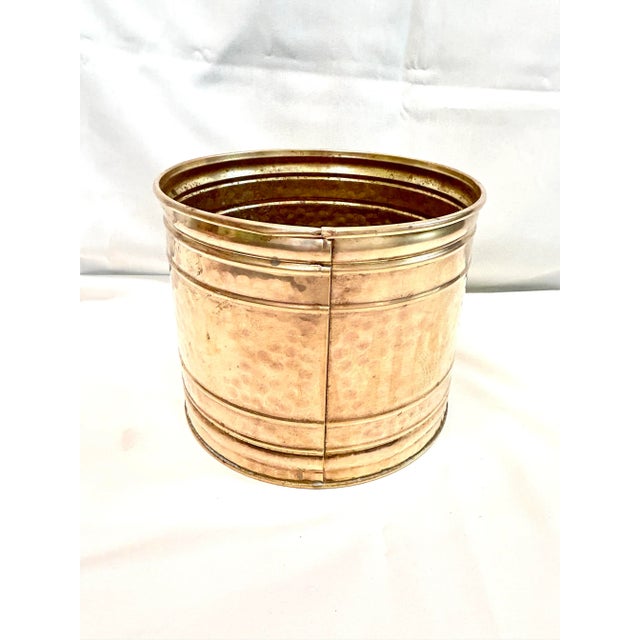English 1980s Hammered Brass Cachepot Planter – Hollywood Regency Brass Planter for Tabletop Decor For Sale - Image 3 of 5