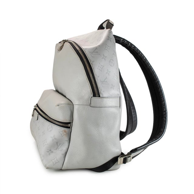 Brand: Louis Vuitton Gender: Unisex Length: 15.00 inches Depth: 7.00 inches Width: 16.00 inches Louis Vuitton discovery...