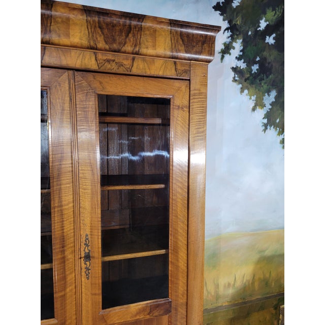 Walnut Glass-Fronted Bookcase – 19th Century An elegant and beautifully presented 19th-century walnut glass-fronted...