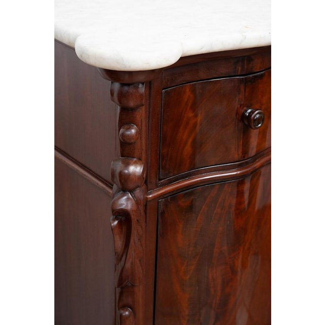 Antique Louis Philippe Neapolitan Bedside Tables in Mahogany with Marble Tops, 19th Century, Set of 2 For Sale - Image 4 of 7