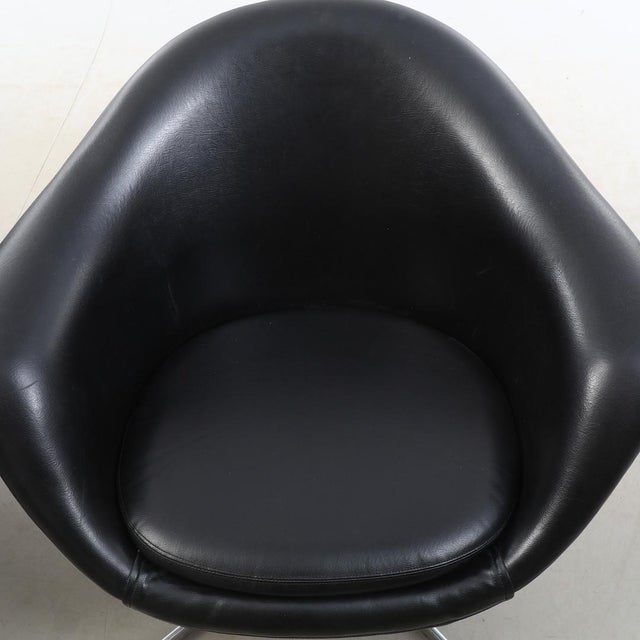 1980s Vintage Swivel Chairs in Black Synthetic Leather with Chrome Bases, 1990, Set of 2 For Sale - Image 5 of 12