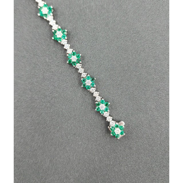 7.35 Ct Natural Emerald & Diamond Tennis Bracelet For Sale In Chicago - Image 6 of 9
