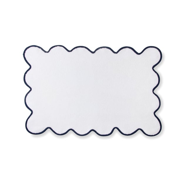 Kassatex Kassatex x Chairish Scallop Tubmat, White/Navy For Sale - Image 4 of 4