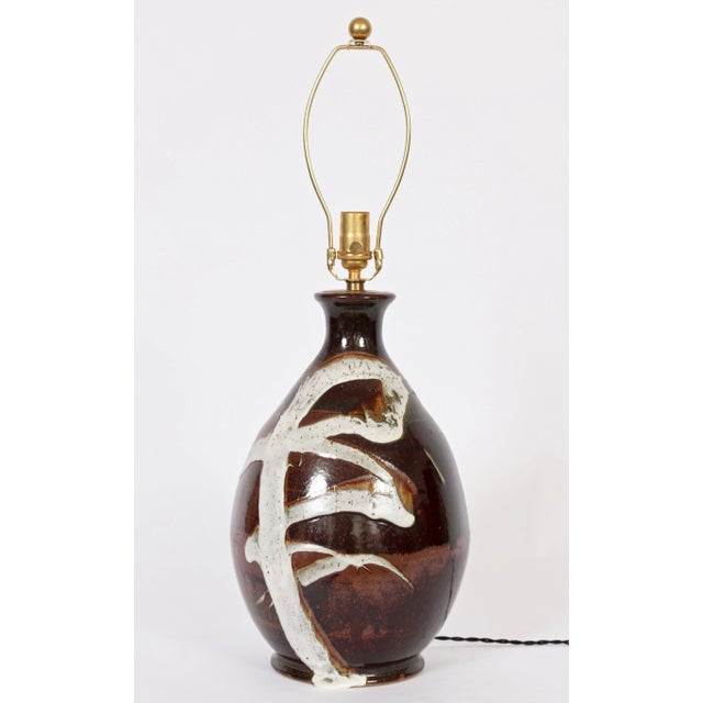 1970s Cocoa & White Brushstroke Art Pottery Table Lamp For Sale - Image 9 of 10