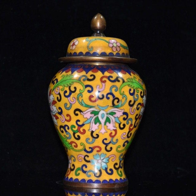 1940s Large Vintage Chinese Yellow Ground Cloisonné Ginger Jar With Lotus Motif & Copper Finial For Sale - Image 5 of 9