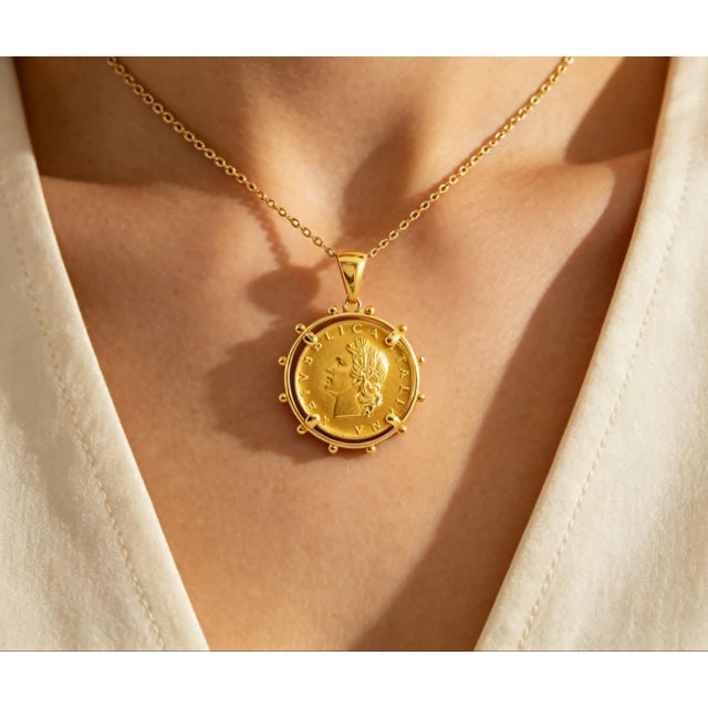 Material: 14K Yellow Gold - durable and elegant Design: Italian Coin Pendant with detailed embossing Style: Classic /...