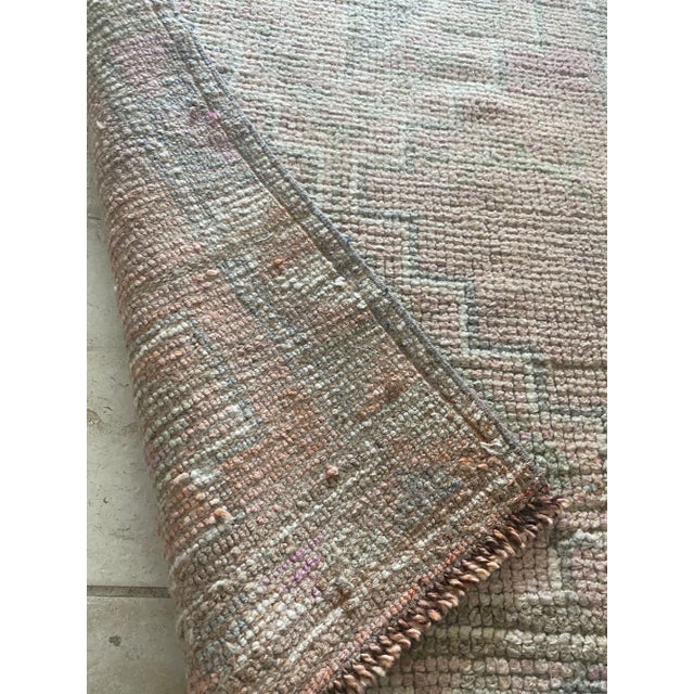 Light Pink 1970s Muted Geometric Pattern Kurdish Herki Runner For Sale - Image 8 of 10