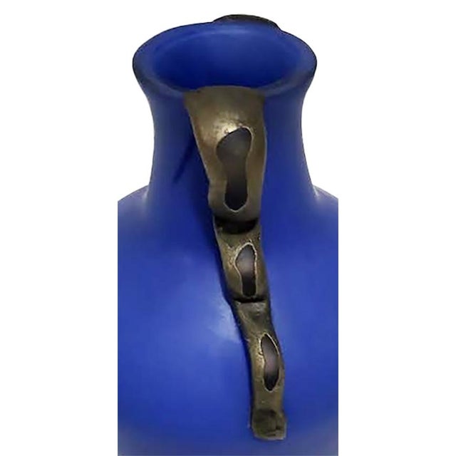 Etruscan Revival 1980s Design Guild Romania 14" Cobalt Blue Scavo Glass Amphora Vase With Serpentine Handles For Sale - Image 3 of 6