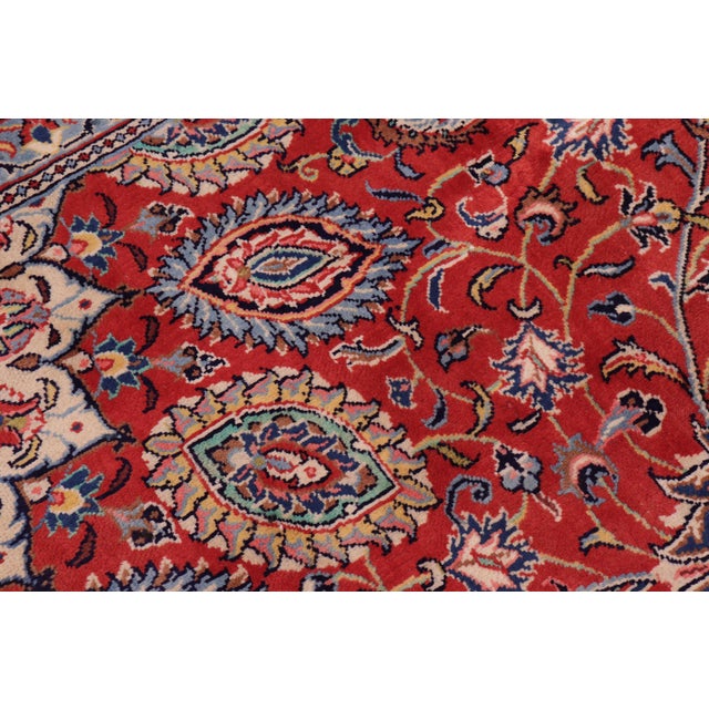 1970s Hand-Knotted Wool Rug – 9.9 X 13 Ft – Red Floral Medallion Traditional For Sale In New York - Image 6 of 8