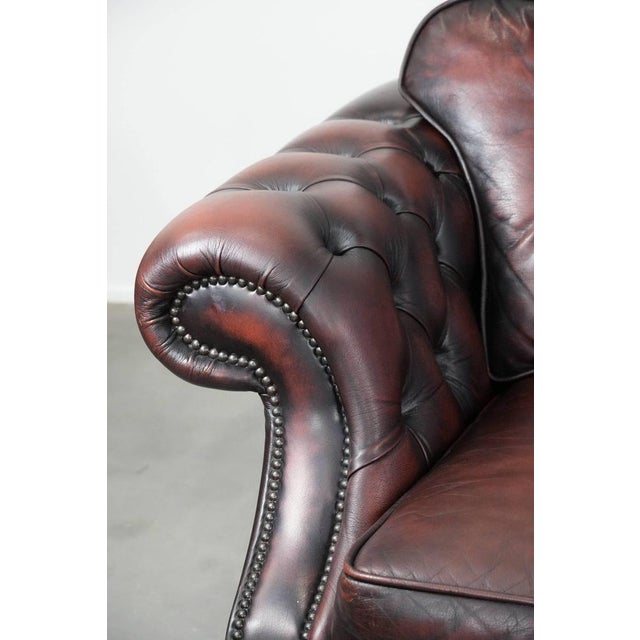 English Style 2.5-Seater Chesterfield Sofa on Wheels in Red Cowhide For Sale - Image 12 of 17