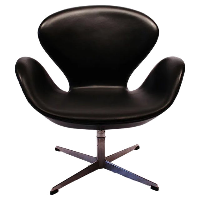 3320 Swan Chair by Arne Jacobsen for Fritz Hansen, 1950s For Sale