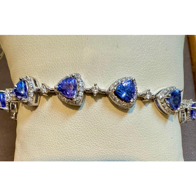 Arts & Crafts 13 Carat Natural Tanzanite & 2.5 Ct Diamond Tennis Bracelet 14 Karat White Gold For Sale - Image 3 of 18