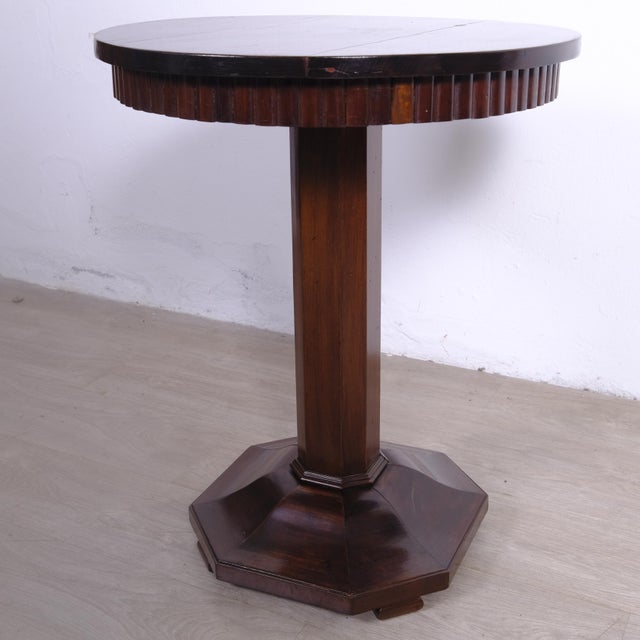 Beautiful pedestal table from the Art Deco period. Well-maintained. Dimensions: Height 69 cm Diameter 55 cm Base 40 cm