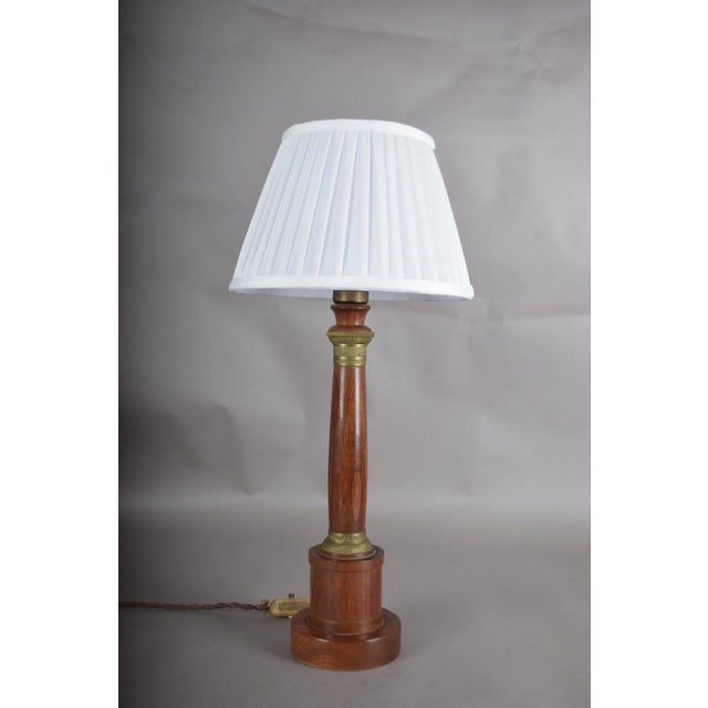 1950s Vintage Neoclassical Style Turned Wood Column Table Lamp, Brass Collar Accents For Sale - Image 5 of 8