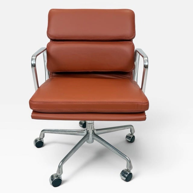 Mid-Century Modern Herman Miller Eames Aluminum Group Soft Pad Management Chair – Warm Cognac Leather For Sale - Image 3 of 10