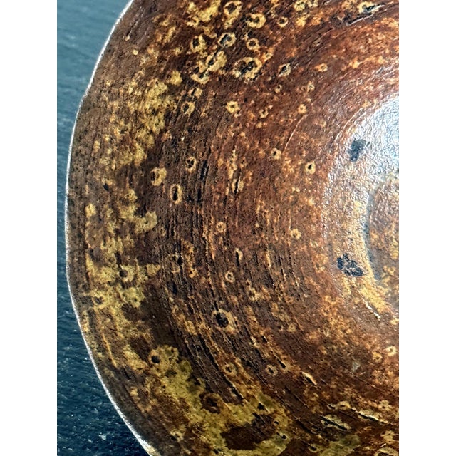 17th Century Fine Korean Ceramic Kugibori Irabo Chawan with Oil Drop Glaze For Sale - Image 5 of 18