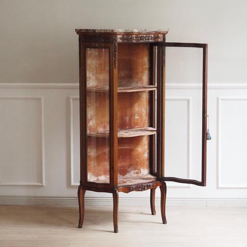 This French display cabinet dates from around 1900 and belongs to the type of narrow salon glass furniture of the late...