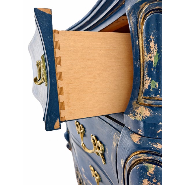 Hand-Painted Royal Blue Pulaski Bombé Chest—Distressed French Provincial Dresser For Sale - Image 10 of 15