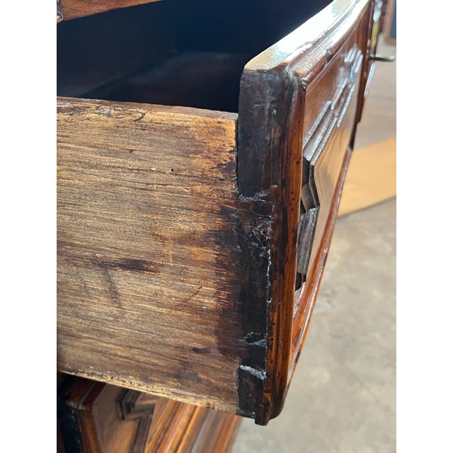 18th Century Italian Walnut Chest of Drawers / Commode With Inlay For Sale - Image 6 of 12
