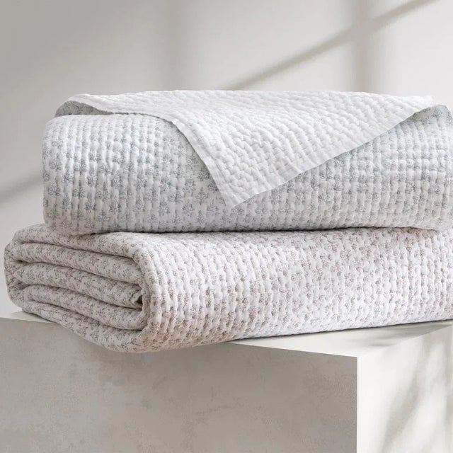 Adorn your sleeping space with the New England-inspired aesthetic of this 100% cotton quilt. Showcasing a subtle iris...