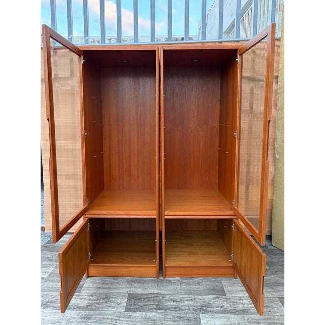 A Pair of Mid-Century Modern Danish Lighted Curio Display Cabinets by Sun Cabinet. Circa 1970s For Sale In Miami - Image 6 of 18