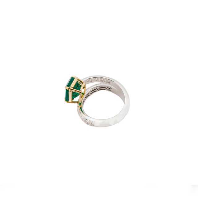 Contemporary Natural Zambian Emerald 3.44cts & Diamond 0.93cts Ring in 18k gold For Sale - Image 3 of 18