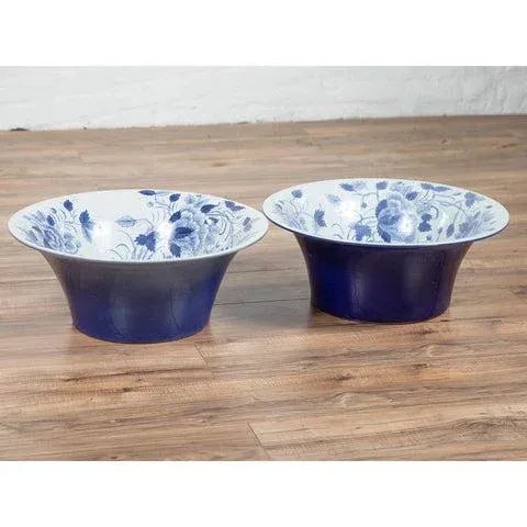 Late 20th Century Blue and White Porcelain Wash Basin with Cobalt Blue Patina and Floral Motifs For Sale - Image 10 of 12