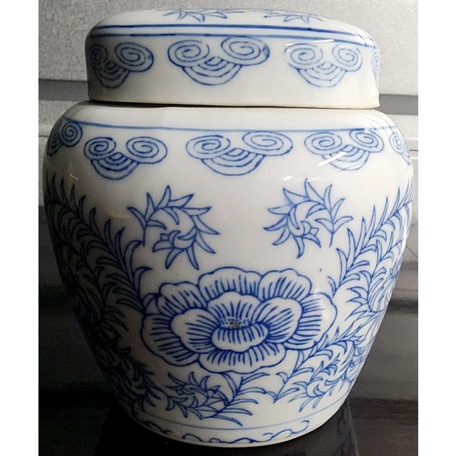 Beautiful Vintage Chinese Fine Ceramic Glazed Lidded Floral Jar For Sale - Image 9 of 13