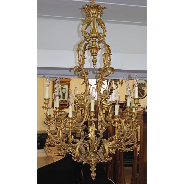 Early 20th Century French Rococo Style Gilt Bronze Putti 16 Light Chandelier For Sale - Image 17 of 18