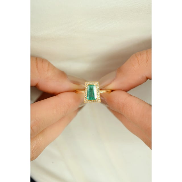 Unique 18k Gold Tapered Baguette Emerald Ring for Bride Size 6.5 For Sale - Image 9 of 13