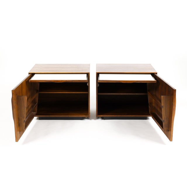 1970s 1970s Mid Century Vintage Walnut Nightstand Bedside Cabinet— John Kapel for Glenn of California — Pair For Sale - Image 5 of 13
