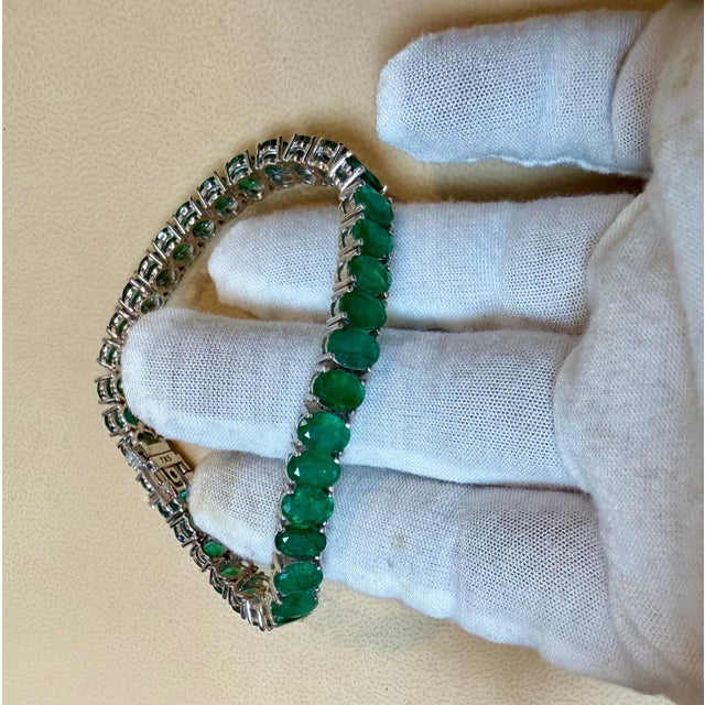 2020s 30 Carat Natural Emerald Cocktail Tennis Bracelet 14 Karat White Gold 7" For Sale - Image 5 of 8