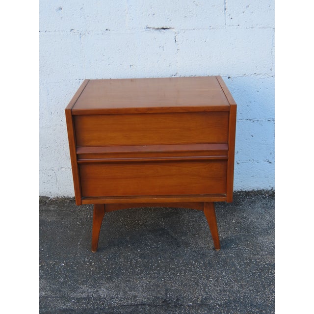 Mid Century Modern Nightstand Side End Bedside Table 6235 For Sale - Image 16 of 17