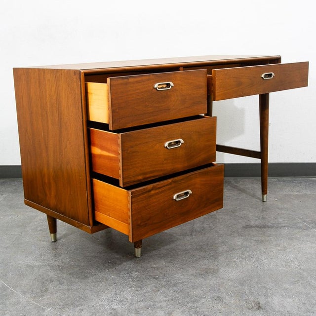 1960s Mid Century Modern Desk Bp John Metal 4 Drawer Walnut Vintage Floating Kneehole For Sale - Image 5 of 9