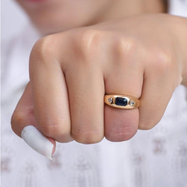 Contemporary Natural 1.07 cts blue sapphire & 0.21 cts diamond ring in 18k gold For Sale - Image 3 of 18