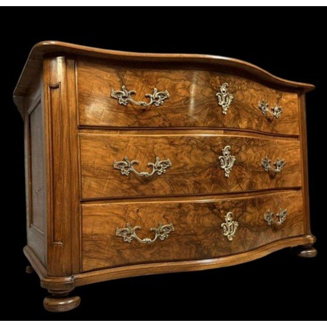 Louis XIV ombé Commode in Burr Walnut and Gilt Bronze For Sale - Image 3 of 8