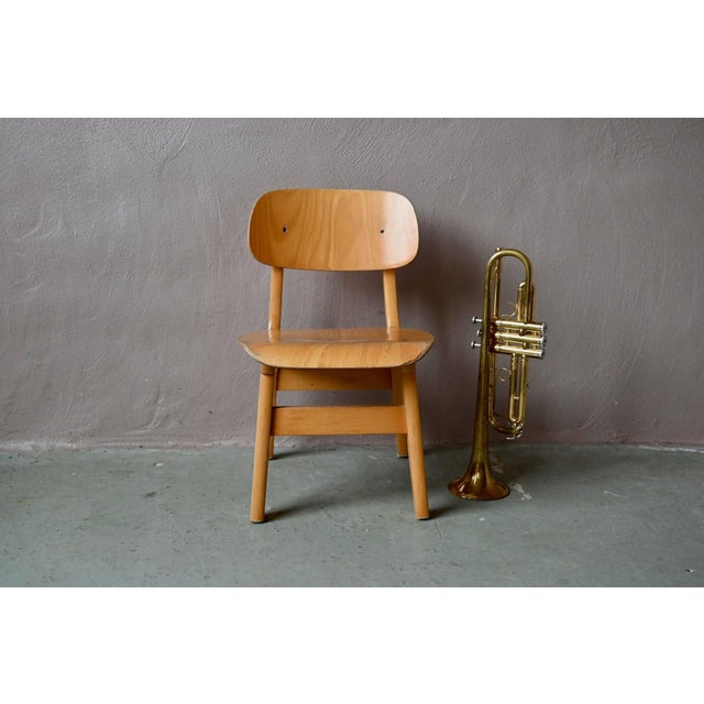 Vintage children's chairs often possess a certain tenderness and charm. Made entirely of wood, these chairs pair easily...